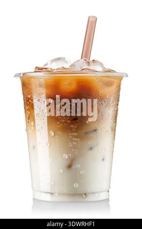 Eiskaffee mit Milch in beschlagenen Einweg-Plastikbecher mit Strohhalm isoliert auf weißem Hintergrund Stockfoto