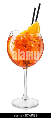 Kalter aperol Spritz-Cocktail im Glas mit Strohhalm und Orangenscheibe isoliert auf weißem Hintergrund Stockfoto