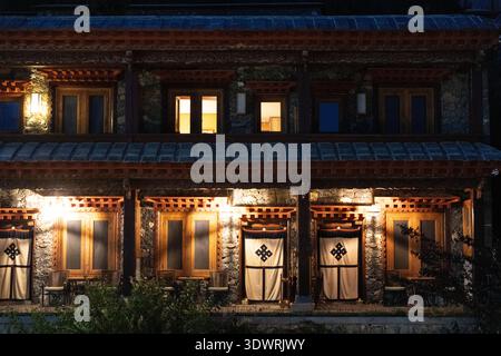 Haus im traditionellen tibetischen Stil, beleuchtet bei Nacht in Shangri-La, Yunnan, China. Stockfoto