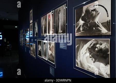 Porträtfotos von Katharine Hepburn (oben rechts) und Gloria Stuart (unten rechts) sind in der Fotoausstellung „Portraits of Early Hollywood Stars“ zu sehen. New York, USA, 25. Februar 2026. Die Ausstellung „Faces of Value: Celebrity and News Photography“ wurde am 25. Februar 2026 im Museum of Modern Art (MoMA) in New York, USA, eröffnet. Die Ausstellung erforscht die Prominente des Hollywood-Sternensystems aus der Perspektive der Nachrichtenfotografie und enthüllt die Konstruktion früherer Prominenter. Kredit: Liao Pan/China News Service/Alamy Live New Stockfoto