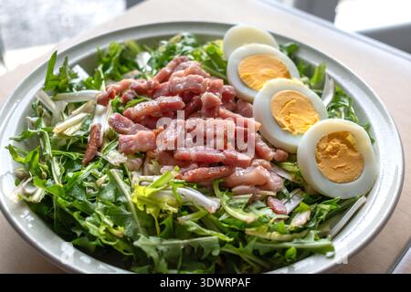 Löwenzahnsalat mit hart gekochten Eiern und Speck, Diuretika, Vitamin, gesunde Nahrung Stockfoto
