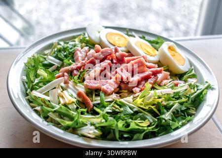 Löwenzahnsalat mit hart gekochten Eiern und Speck, Diuretika, Vitamin, gesunde Nahrung Stockfoto
