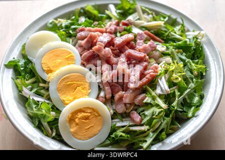 Löwenzahnsalat mit hart gekochten Eiern und Speck, Diuretika, Vitamin, gesunde Nahrung Stockfoto
