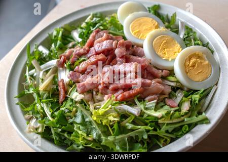 Löwenzahnsalat mit hart gekochten Eiern und Speck, Diuretika, Vitamin, gesunde Nahrung Stockfoto