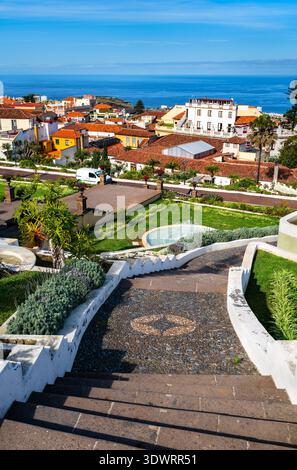 Malerischer, sonniger Blick auf die Steintreppen der historischen Terrassengärten Jardines Victoria in Richtung der traditionellen Stadt La Orotava und des Ozeans auf Teneriffa, Kanarischen Inseln. Stockfoto