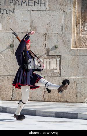 Athen Griechenland 31. Januar 2026: Evzones-Wärter führen den Wachwechsel im griechischen Parlament in Athen durch und marschieren mit hohem zeremoniellen Kick Stockfoto