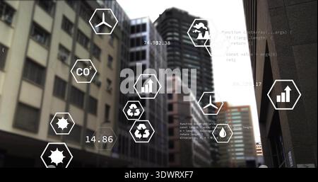 Schwebende sechseckige AR-Symbole und numerische Anzeigen, die über dem Downtown Street Canyon liegen und CO2 anzeigen Stockfoto