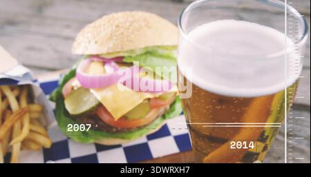 Mit Sesam-Burger auf verwittertem Holztisch auf der Terrasse, mit Pommes, Pint, Timeline Stockfoto
