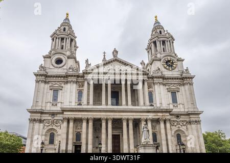 Fassade der St. Paul's Cathedral in London unter bewölktem Himmel. London, UK, 10. August 2024 Stockfoto