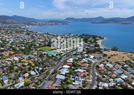 Aus der Vogelperspektive auf den Derwent River und die Stadt Hobart in Tasmanien, Australien Stockfoto