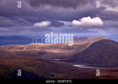 Ein riesiges Panorama eines modernen Windparks mit mehreren Turbinen, die sauberen und nachhaltigen Strom auf den zerklüfteten Hügeln von Vestland, Norwegen, erzeugen. T Stockfoto