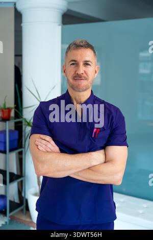 Professionelle männliche Osteopathen-Physiotherapeutin in der Klinik Stockfoto