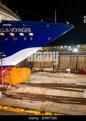 Bug des Kreuzfahrtschiffes Marella Voyager im Trockendock während der Wartung in der Nacht im Hafen von Cadiz, Spanien, mit sichtbarem Propeller und Industrieschiff Stockfoto