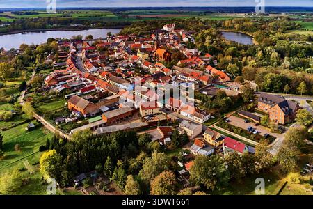 Ein weitläufiger Blick auf die Drohne fängt das malerische Dorf Penkun in Mecklenburg-Vorpommern ein. Die charmante Siedlung ist charakteristisch Stockfoto