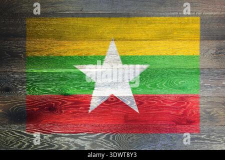 Eine Myanmar-Flagge auf rustikalem alten Holzhintergrund gelber grüner roter Streifen weißer Stern Stockfoto