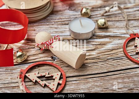 Weihnachtliche Komposition mit handgefertigtem Spielzeug auf Holzhintergrund, flaches Lay Stockfoto