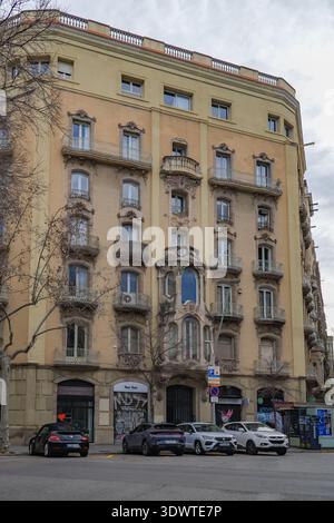 Die prunkvolle Fassade des Apartmentgebäudes in Barcelona, Spanien, mit Details der katalanischen Moderne, komplizierten Balkonen und einem charakteristischen Erkerfenster. Stockfoto