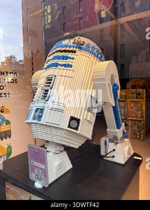 LEGO R2-D2 Astromech-Droidenmodell. Star Wars Bausteine zeigen. Lebensgroße Spielzeugladen-Fensterdekoration in Barcelona, Spanien. Stockfoto