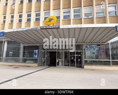 Hôtel des Postes, Hauptpostamt (Bureau de Poste). Monumentaler Gebäudeeingang mit dem La Poste-Logo in Montpellier, Frankreich. Stockfoto