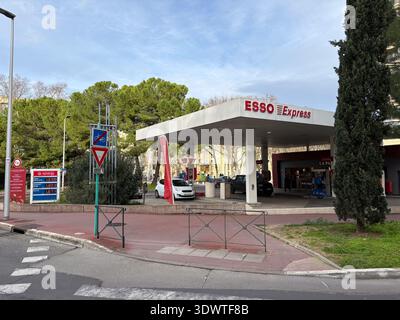 ESSO Express Tankstelle in Montpellier, Hérault, Frankreich. Digitale Preistafel zeigt Synergy SP95-E10 bei 1,698 und Gasöl bei 1,671 Euro pro Liter. Stockfoto