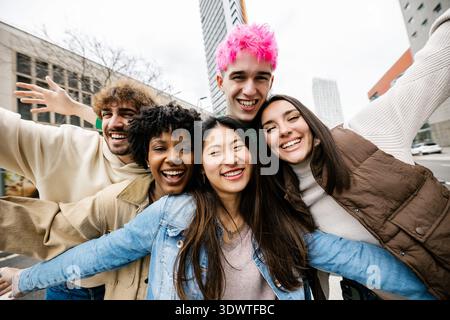 Eine Gruppe verschiedener junger Freunde macht Selfie im Freien Stockfoto
