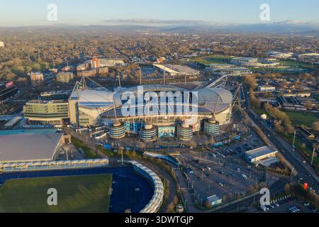 Ein großer blick über den Etihad Campus in Manchester bei Sonnenuntergang, der die fast vollständige Erweiterung der Nordtribüne, das Medlock Hotel und das n Stockfoto
