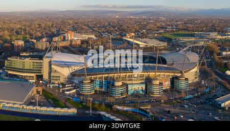 Ein großer blick über den Etihad Campus in Manchester bei Sonnenuntergang, der die fast vollständige Erweiterung der Nordtribüne, das Medlock Hotel und das n Stockfoto