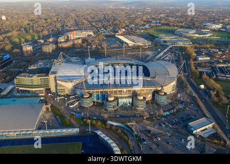 Ein großer blick über den Etihad Campus in Manchester bei Sonnenuntergang, der die fast vollständige Erweiterung der Nordtribüne, das Medlock Hotel und das n Stockfoto