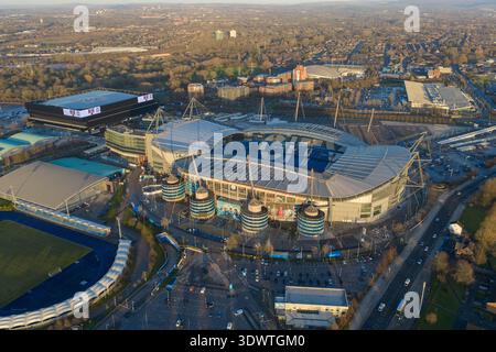 Ein großer blick über den Etihad Campus in Manchester bei Sonnenuntergang, der die fast vollständige Erweiterung der Nordtribüne, das Medlock Hotel und das n Stockfoto