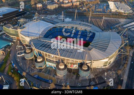 Ein großer blick über den Etihad Campus in Manchester bei Sonnenuntergang, der die fast vollständige Erweiterung der Nordtribüne, das Medlock Hotel und das n Stockfoto