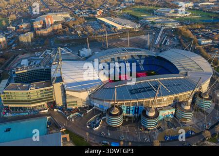 Ein großer blick über den Etihad Campus in Manchester bei Sonnenuntergang, der die fast vollständige Erweiterung der Nordtribüne, das Medlock Hotel und das n Stockfoto