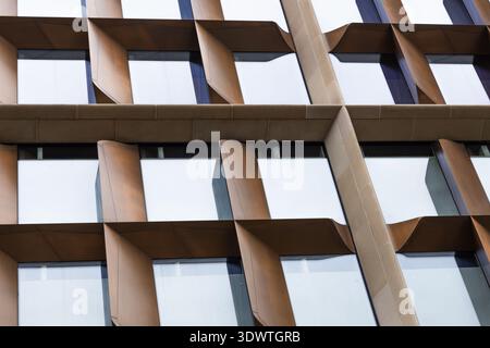 Abstrakte Ansicht der Fassade des modernen Bürogebäudes mit Holzflossen Stockfoto
