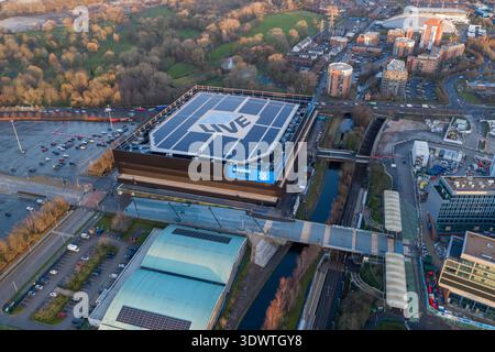 Luftbild der Co-op Live Arena in Manchester, mit Blick auf die Solaranlage auf dem Dach, den Ashton Canal und die umliegende Infrastruktur. Stockfoto