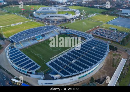 Luftbild des Joie Stadions auf dem Etihad Campus mit seiner umfangreichen Dachinstallation für Solarpaneele und dem perfekt gepflegten Spielfeld. Stockfoto