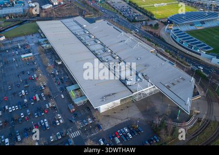 Das Asda Eastlands Supercenter und der Etihad Campus Retail Hub in Manchester, Großbritannien. Stockfoto