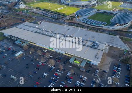 Das Asda Eastlands Supercenter und der Etihad Campus Retail Hub in Manchester, Großbritannien. Stockfoto