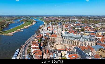 Blick auf die europäische historische Stadt entlang eines Flusses mit prominenter Kirche Stockfoto