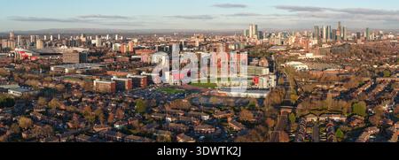 Blick aus der Vogelperspektive auf die modernen Wolkenkratzer des Stadtzentrums von Manchester über die Wohn- und Geschäftsviertel des Trafford. Stockfoto