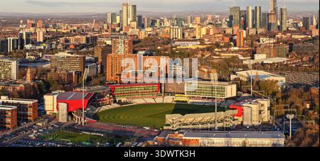 Panoramablick auf den Old Trafford Sporting Corridor und die Skyline von Manchester City. Stockfoto