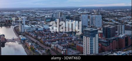 Luftpanorama von Salford Quays und MediaCityUK Waterfront. Stockfoto