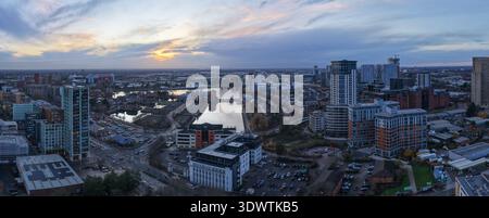 Luftpanorama von Salford Quays und MediaCityUK Waterfront. Stockfoto