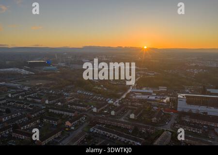 Luftbild bei Sonnenaufgang mit Blick auf Beswick und Etihad Campus in Manchester, Großbritannien. Stockfoto