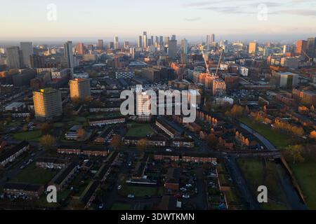 Städtisches Sonnenaufgangsbild von Miles Platting bis zur Skyline von Manchester. Stockfoto