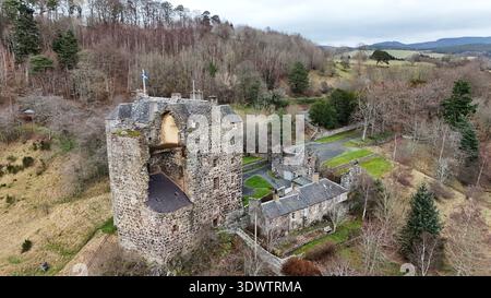 Neidpath Castle aus der Vogelperspektive über dem Fluss Tweed bei Peebles in der schottischen Grenze, Schottland, Großbritannien Stockfoto