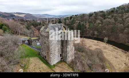 Neidpath Castle aus der Vogelperspektive über dem Fluss Tweed bei Peebles in der schottischen Grenze, Schottland, Großbritannien Stockfoto