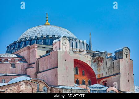 Außenansicht der Heiligen Hagia Sophia Grand Moschee im Stadtteil Fatih von Istanbul, einst eine Kirche, dann eine Moschee, ein Museum und jetzt eine Moschee, Instanbul Stockfoto
