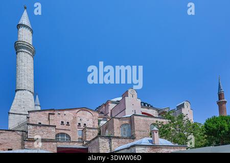 Außenansicht der Heiligen Hagia Sophia Grand Moschee im Stadtteil Fatih von Istanbul, einst eine Kirche, dann eine Moschee, ein Museum und jetzt eine Moschee, Instanbul Stockfoto