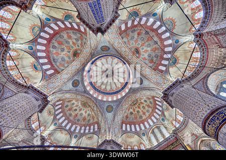 Das Innere der Sultan-Ahmed-Moschee, weithin bekannt als Blaue Moschee, ist mit komplizierten osmanischen Mustern, arabischer Kalligraphie, Instanbul geschmückt Stockfoto