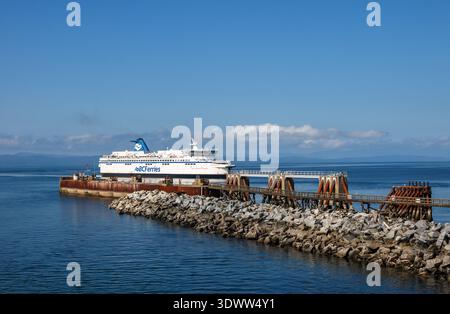 BC Ferry erreicht den Fährhafen in Tsawwassen, Gemeinde Delta, British Columbia, Kanada Stockfoto