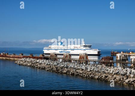 BC Ferry erreicht den Fährhafen in Tsawwassen, Gemeinde Delta, British Columbia, Kanada Stockfoto